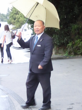傘さし伊藤部長2.JPG