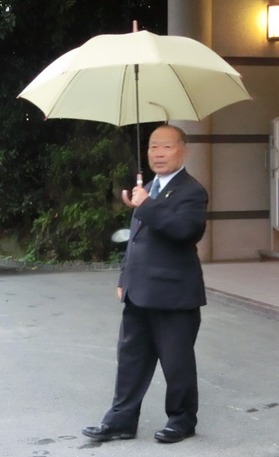 傘かぶり伊藤部長.jpg