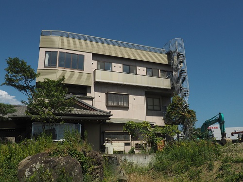 命のらせん階段の曳家工事が始まります。