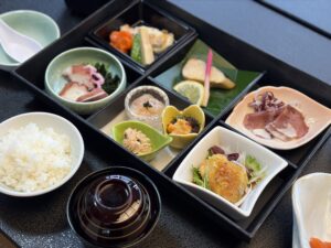 （公式サイト限定価格）日にち限定【お客様感謝デープラン】松花堂風弁当の夕食付・量をほどよく価格はお得に。8,888円～