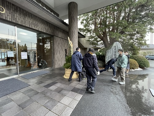 みんなでヨイショ！門松設置♪