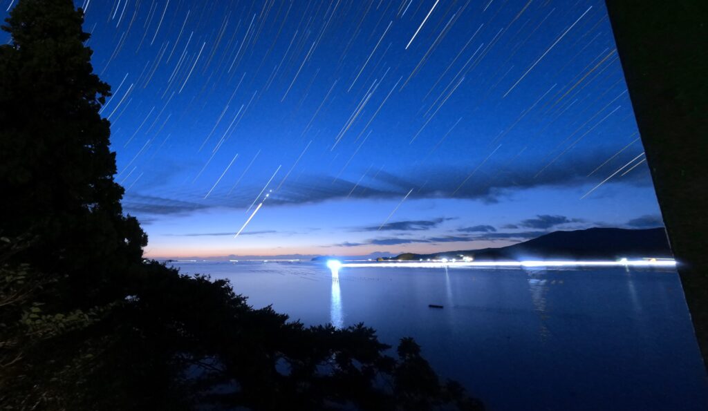志津川湾の夜明け