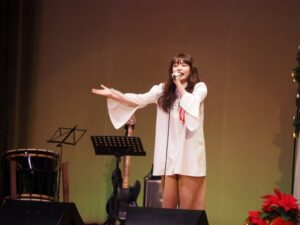 明日12/21はクリスマスカラオケ大会開催！