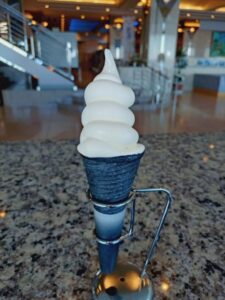 生乳ソフトクリーム好評販売中！