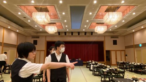 インターンシップ生！宴会研修中♪